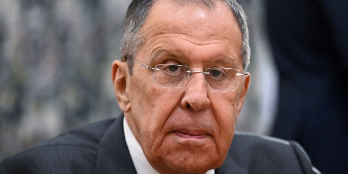 «Wenn man einfach so aufhört, bedeutet das, die Ursachen dieses Konflikts zu vergessen», sagte Außenminister Sergej Lawrow der russischen Nachrichtenagentur Interfax zufolge. (Archivbild)