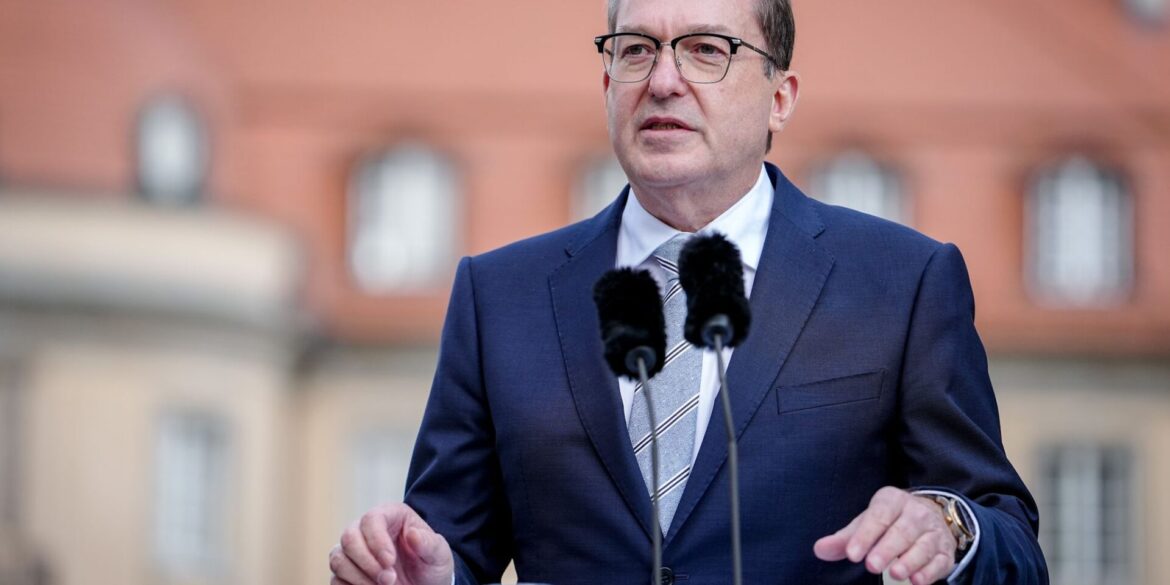 Bundesinnenminister Alexander Dobrindt (CSU) will im Kampf gegen Drohnen auch die Bundeswehr einsetzen. (Archivbild)