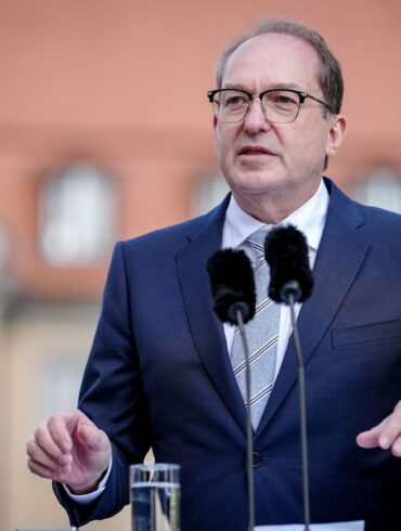 Bundesinnenminister Alexander Dobrindt (CSU) will im Kampf gegen Drohnen auch die Bundeswehr einsetzen. (Archivbild)