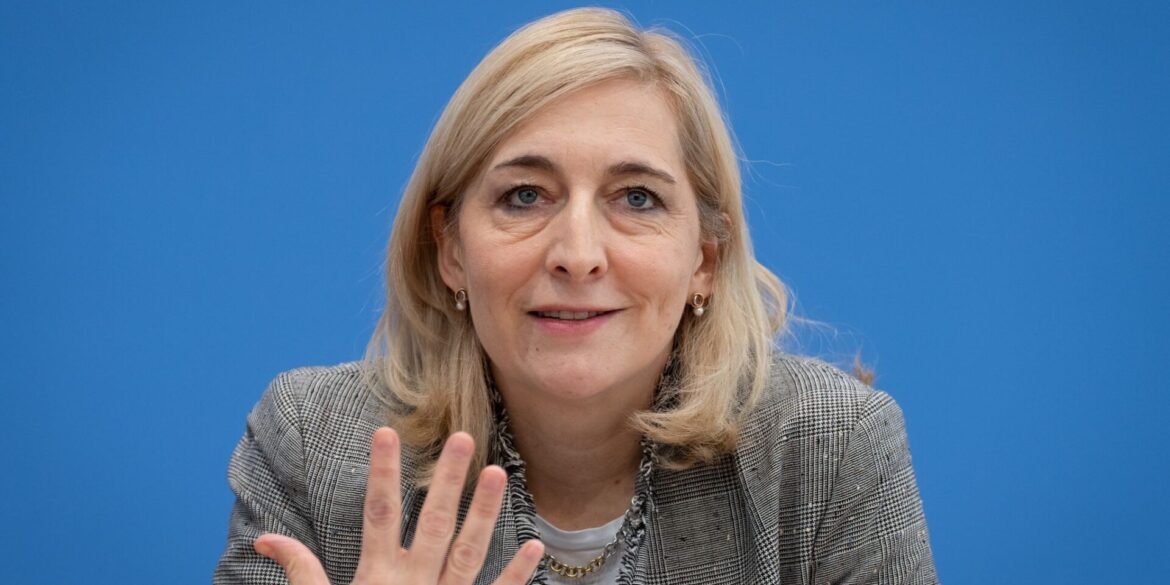 Gesundheitsministerin Nina Warken (CDU) will die Pflegeversicherung reformieren. (Archivfoto)