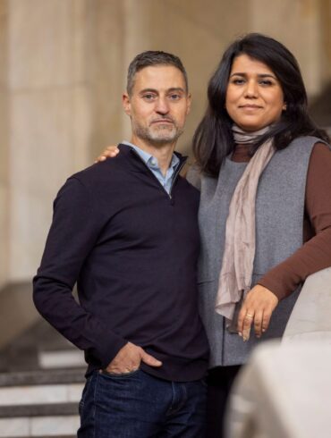 Saba-Nur Cheema und Meron Mendel sind ein außergewöhnliches Ehepaar: Sie, eine Politologin und Expertin für Antisemitismus und Islamfeindlichkeit, ist Muslimin mit pakistanischen Wurzeln. Er, Professor und Direktor der Bildungsstätte Anne Frank in Frankfurt am Main, ist ein in Tel Aviv geborener Jude.