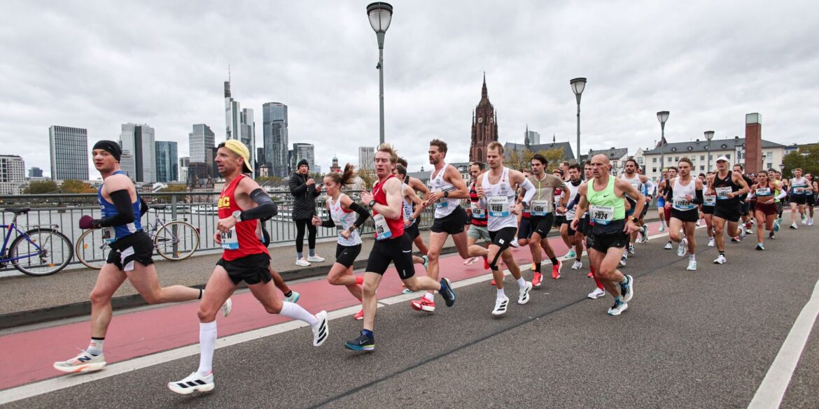 Läufer überqueren die Alte Brücke, im Hintergrund ist die Skyline zu sehen. Der Frankfurt-Marathon ist der älteste City-Marathon Deutschlands.