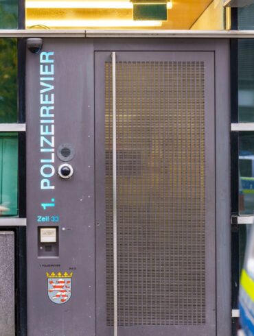 Der Verdacht gefährde das Ansehen der Polizei, sagt der Frankfurter Polizeipräsident.