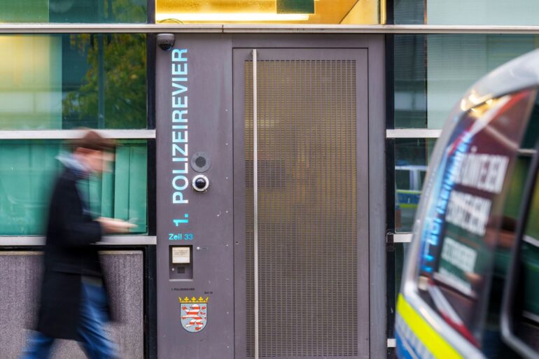 Der Verdacht gefährde das Ansehen der Polizei, sagt der Frankfurter Polizeipräsident.