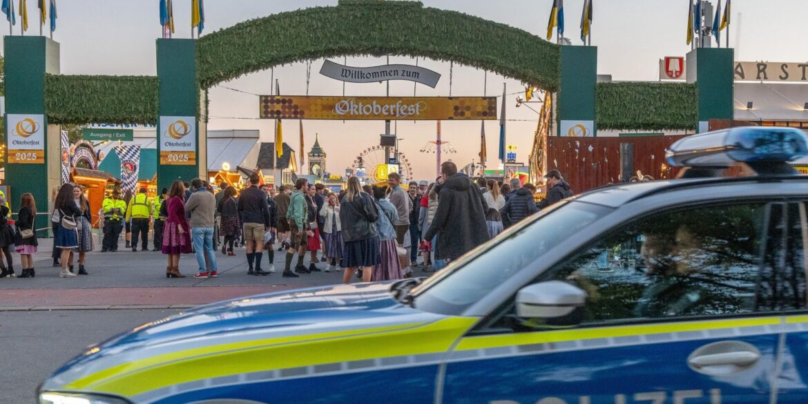 Das Münchner Oktoberfest durfte am Mittwochabend nach einer Bombendrohung wieder öffnen.
