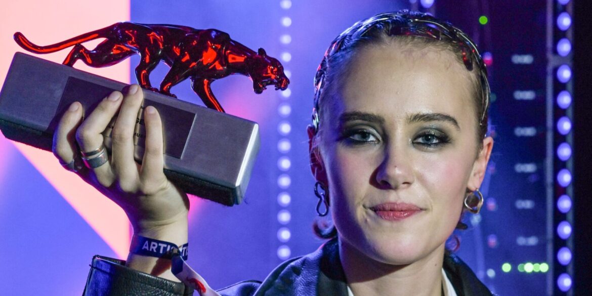 Newcomerin Paula Engels holt sich den New Faces Award Musik