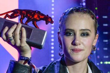 Newcomerin Paula Engels holt sich den New Faces Award Musik