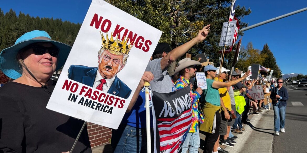 Auch in Truckee in Kalifornien gab es unter dem Motto «No Kings» Proteste gegen Präsident Trumps Politik.