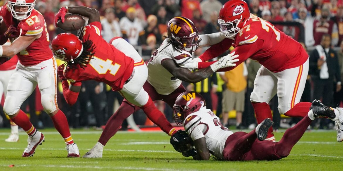 Kansas City Chiefs - Washington Commanders: Chiefs-Star Rice knapp an der Endzone