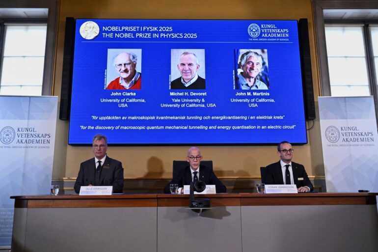 Den Nobelpreis für Physik erhalten 2025 die Quantenphysiker John Clarke, Michel Devoret und John Martinis.