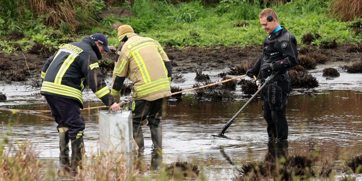 Einsatzkräfte haben bei ihren Ermittlungen zum Tod des achtjährigen Fabian aus Güstrow erneut einen Tümpel im Bereich des Fundortes der Leiche in den Blick genommen.