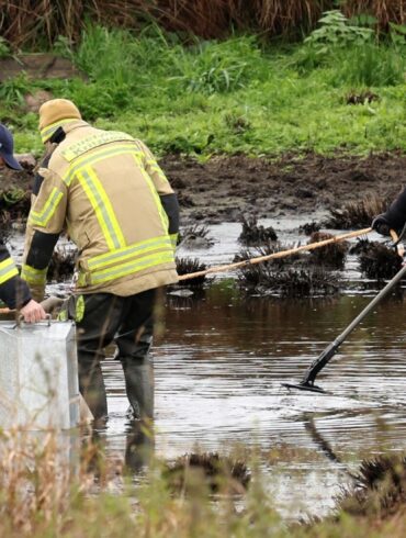 Einsatzkräfte haben bei ihren Ermittlungen zum Tod des achtjährigen Fabian aus Güstrow erneut einen Tümpel im Bereich des Fundortes der Leiche in den Blick genommen.