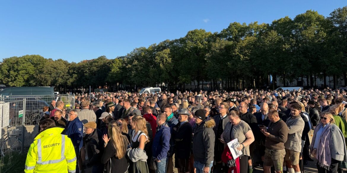 Menschen stehen am südlichen Eingang der Wiesn.