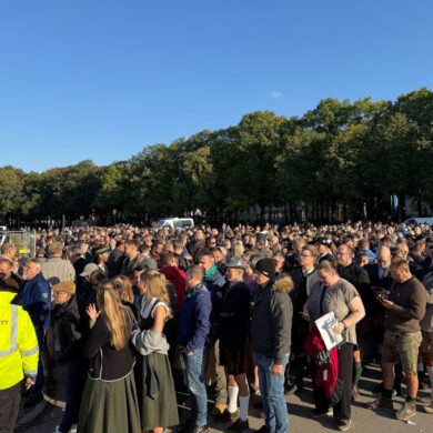 Menschen stehen am südlichen Eingang der Wiesn.
