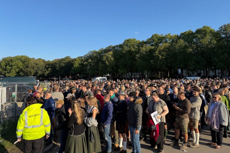 Menschen stehen am südlichen Eingang der Wiesn.