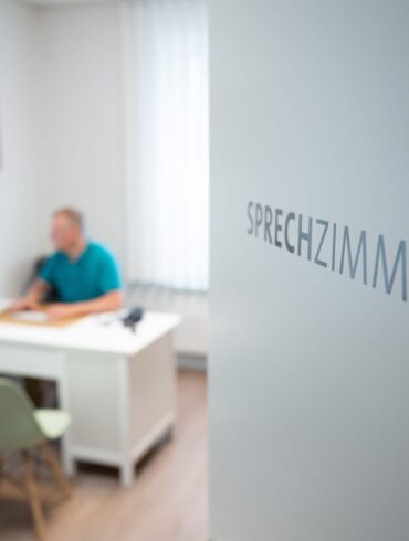 Soll eine Krankschreibung wirklich erst nach dem vierten Tag nötig sein? Die Arbeitgeber sind dagegen.