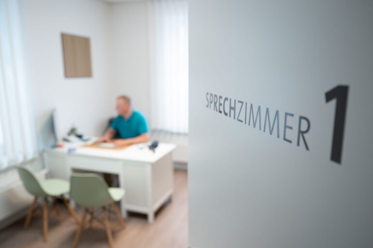 Soll eine Krankschreibung wirklich erst nach dem vierten Tag nötig sein? Die Arbeitgeber sind dagegen.