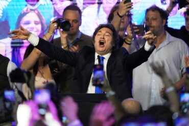 Der Jubel nach dem Sieg: Für Argentiniens Präsident Javier Milei verlief die Kongresswahl erfolgreich.