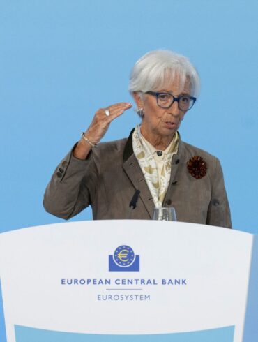 EZB-Präsidentin Lagarde hält sich in einer Welt voller Krisen alle Optionen offen. (Archivbild)