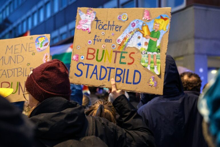 Recht gaben dem Kanzler deutlich mehr Ältere als Jüngere.