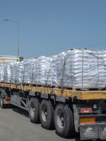 Im Rahmen der Waffenruhe-Vereinbarung sollen pro Tag 600 Lkw mit Hilfsgütern in den Gazastreifen kommen. (Archivbild)