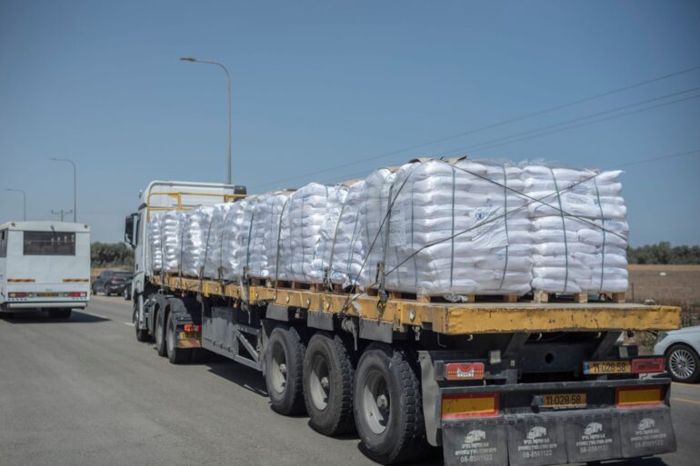 Im Rahmen der Waffenruhe-Vereinbarung sollen pro Tag 600 Lkw mit Hilfsgütern in den Gazastreifen kommen. (Archivbild)