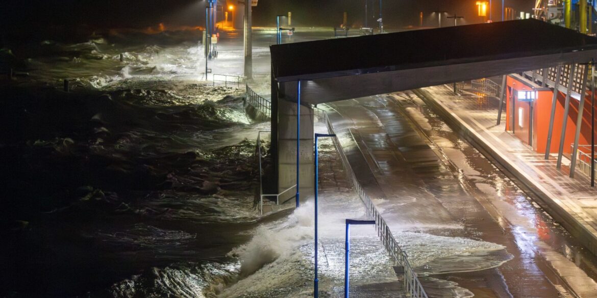 Das Wasser der Nordsee drückt bei Sturm auf den Fährhafen Dagebüll.