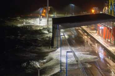 Das Wasser der Nordsee drückt bei Sturm auf den Fährhafen Dagebüll.