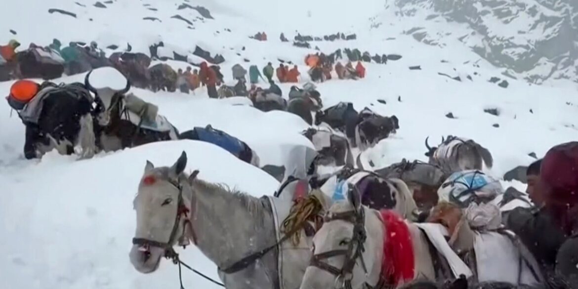 Wanderer sitzen am Mount Everest fest.