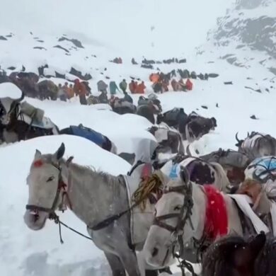 Wanderer sitzen am Mount Everest fest.