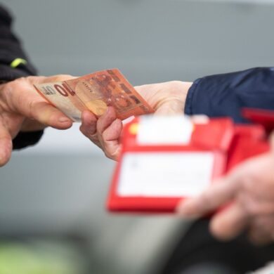 Lebensmittel und Dienstleistungen sind teils deutlich teurer als vor einem Jahr, das spüren die Menschen im Geldbeutel. (Symbolbild)