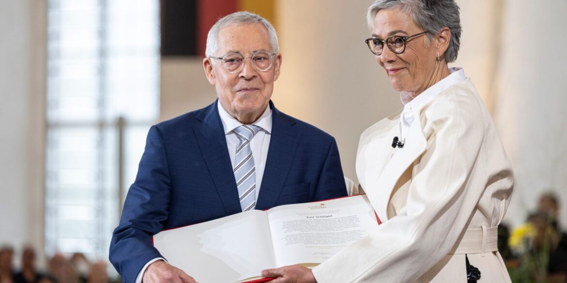 Karin Schmidt-Friderichs, Vorsteherin des Börsenvereins des Deutschen Buchhandels, übergibt Karl Schlögel den Friedenspreis des Deutschen Buchhandels.