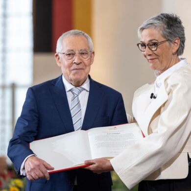 Karin Schmidt-Friderichs, Vorsteherin des Börsenvereins des Deutschen Buchhandels, übergibt Karl Schlögel den Friedenspreis des Deutschen Buchhandels.