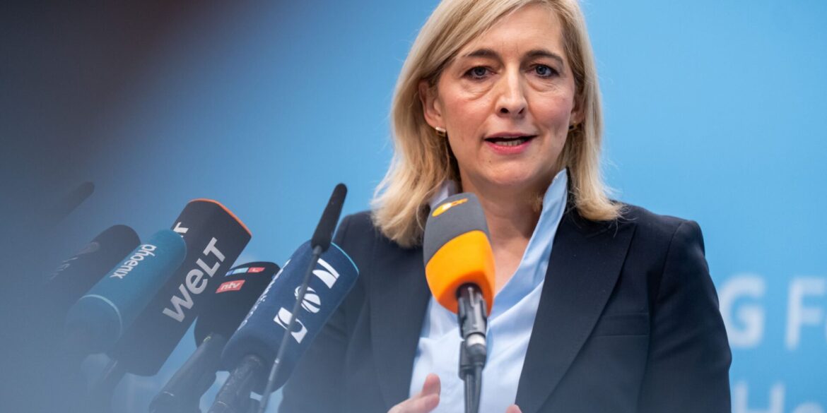 Nach Plänen von Ministerin Warken sollen die Beiträge stabil bleiben können.