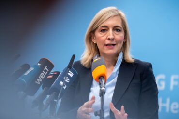 Nach Plänen von Ministerin Warken sollen die Beiträge stabil bleiben können.
