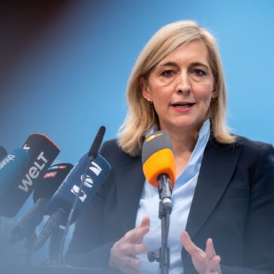 Nach Plänen von Ministerin Warken sollen die Beiträge stabil bleiben können.