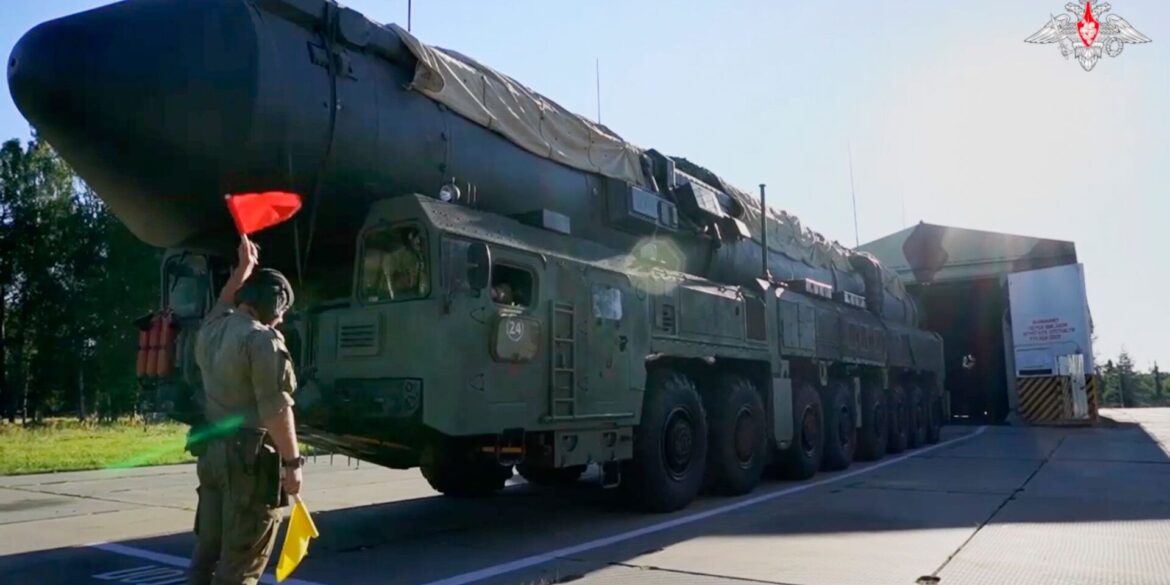 Ein russischer Raketenwerfer des Typs Jars bei einer Übung. (Archivbild)