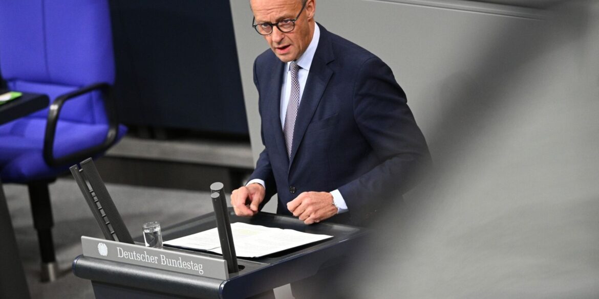 Bundeskanzler Friedrich Merz (CDU) äußert sich in seiner Regierungserklärung im Bundestag gleich zu Beginn am Montag in Ägypten unterzeichneten Gaza-Friedensplan von US-Präsident Donald Trump.
