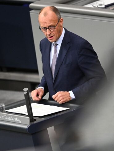 Bundeskanzler Friedrich Merz (CDU) äußert sich in seiner Regierungserklärung im Bundestag gleich zu Beginn am Montag in Ägypten unterzeichneten Gaza-Friedensplan von US-Präsident Donald Trump.