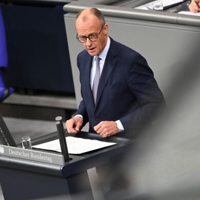 Bundeskanzler Friedrich Merz (CDU) äußert sich in seiner Regierungserklärung im Bundestag gleich zu Beginn am Montag in Ägypten unterzeichneten Gaza-Friedensplan von US-Präsident Donald Trump.