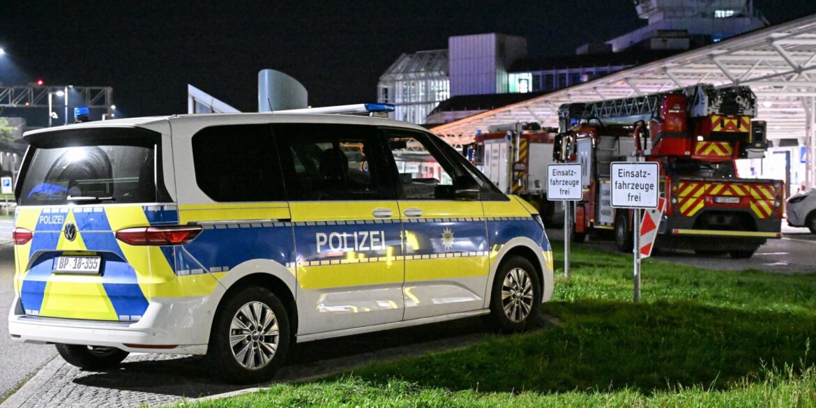 Polizei und Feuerwehr sind nach Drohnensichtungen und Flugausfällen am Flughafen München im Einsatz.