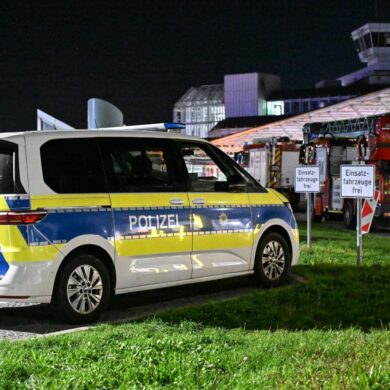 Polizei und Feuerwehr sind nach Drohnensichtungen und Flugausfällen am Flughafen München im Einsatz.