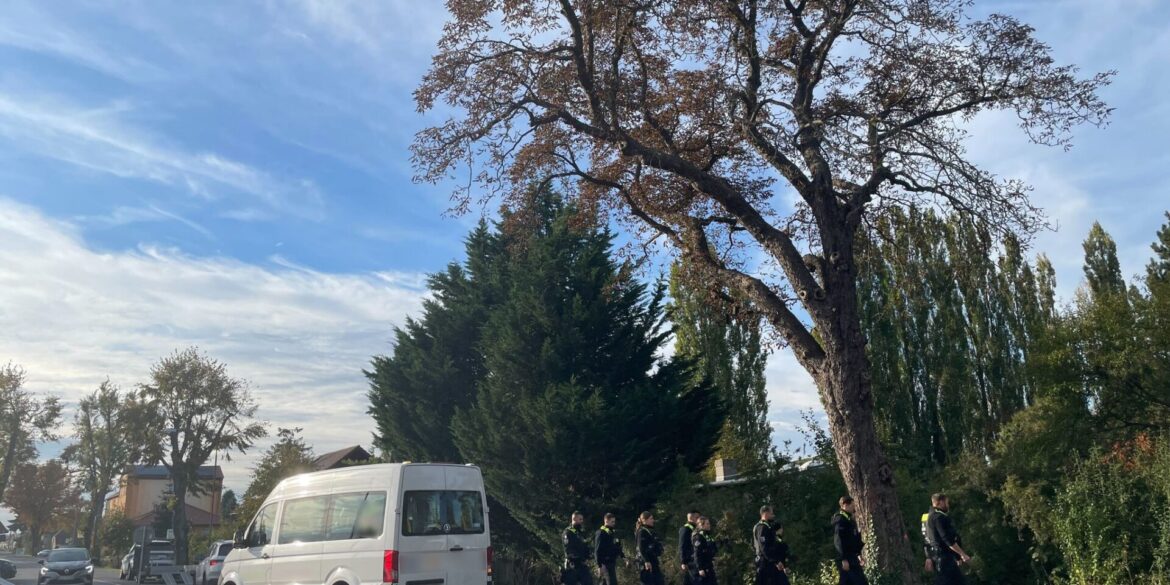 Über Stunden hinweg hatten mehr als 100 Polizeikräfte am Montag in Lindenberg, einem Ortsteil von Tauche, nach Beweismitteln gesucht.