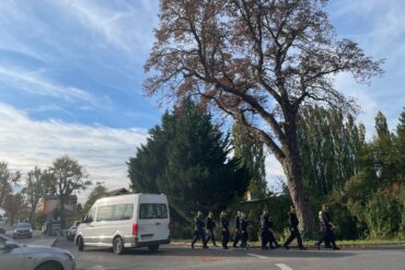 Über Stunden hinweg hatten mehr als 100 Polizeikräfte am Montag in Lindenberg, einem Ortsteil von Tauche, nach Beweismitteln gesucht.