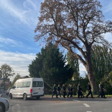 Über Stunden hinweg hatten mehr als 100 Polizeikräfte am Montag in Lindenberg, einem Ortsteil von Tauche, nach Beweismitteln gesucht.