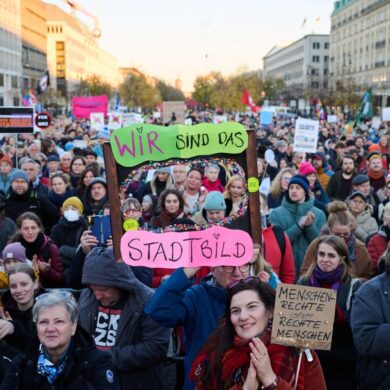 In Berlin und Kiel sind Demonstrationen zu den Merz-Äußerungen geplant.
