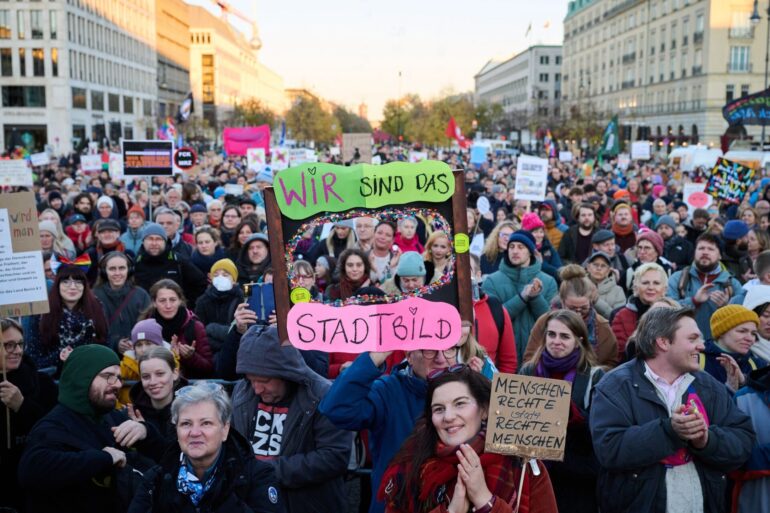 In Berlin und Kiel sind Demonstrationen zu den Merz-Äußerungen geplant.