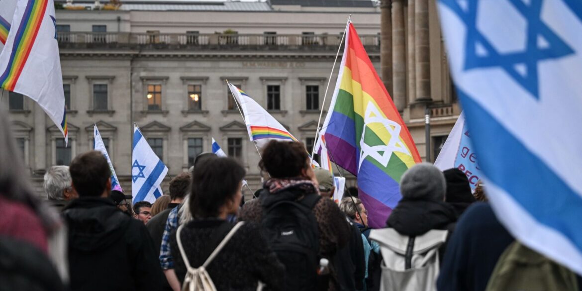 Menschen versammeln sich auf dem Bebelplatz zu einer Mahnwache zum 7. Oktober 2023.