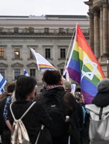 Menschen versammeln sich auf dem Bebelplatz zu einer Mahnwache zum 7. Oktober 2023.