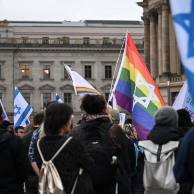 Menschen versammeln sich auf dem Bebelplatz zu einer Mahnwache zum 7. Oktober 2023.